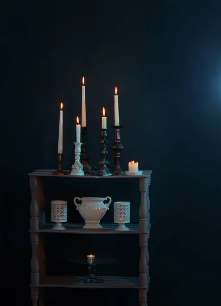 在深蓝色背景上燃着蜡烛的烛台 — 图库照片