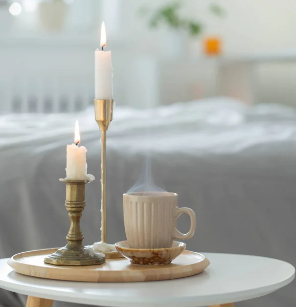 Kopje Koffie Met Kaarsen Witte Slaapkamer — Stockfoto