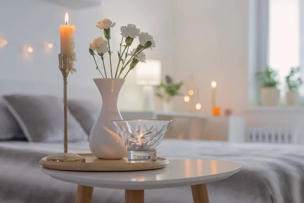 White Flowers Vase Table Bedroom — Fotografia de Stock