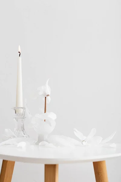 Glasscherben Vase Mit Weißen Cyclamen Und Brennender Kerze Auf — Stockfoto