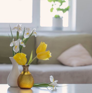 Beyaz ev içi bahar çiçekleri ve dekorasyonlarıyla