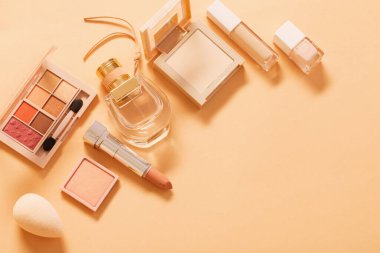 Pastel arka planda parfümlü dekoratif kozmetik.