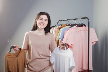 # Genç esmer kız # # Yazlık kıyafetlerin yanında #