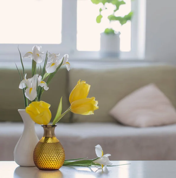 Beyaz Içi Bahar Çiçekleri Dekorasyonlarıyla — Stok fotoğraf