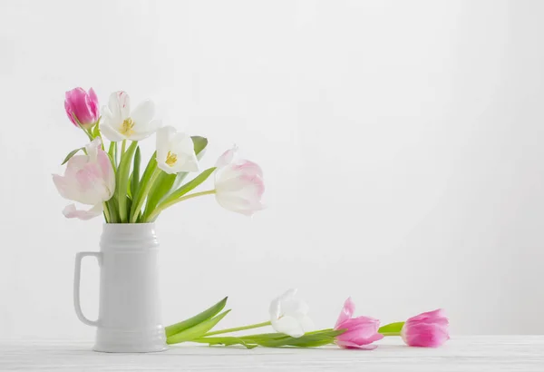 Białe Różowe Tulipany Dzbanku Białym Tle — Zdjęcie stockowe