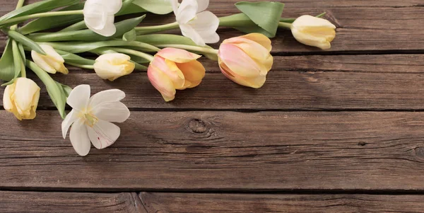 Hermosos Tulipanes Sobre Fondo Viejo Madera Oscura — Foto de Stock