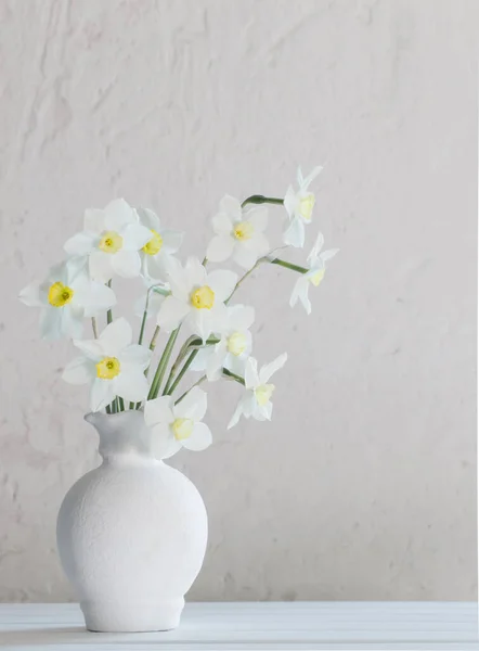木製のテーブルの上に花瓶の白い水仙 — ストック写真