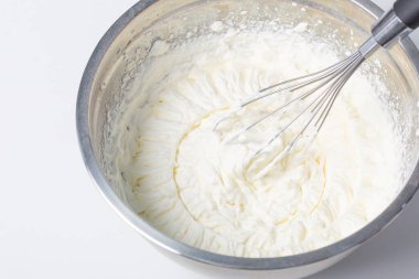 Metal kasede beyaz krema.