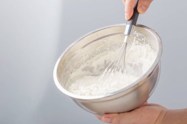 Metal kasede beyaz krema.