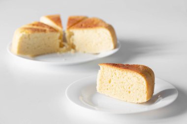 Beyaz masada ev yapımı turta.