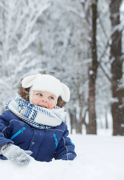雪の冬の公園で幸せな少年 — ストック写真