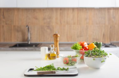 Beyaz masada sağlıklı vejetaryen salatası