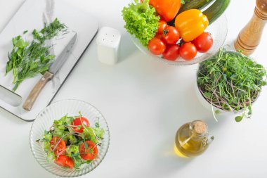 Beyaz masada sağlıklı vejetaryen salatası