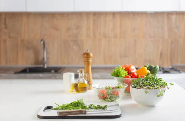 Salade Végétarienne Saine Sur Table Blanche — Photo