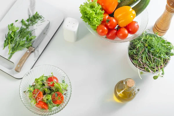 Beyaz masada sağlıklı vejetaryen salatası