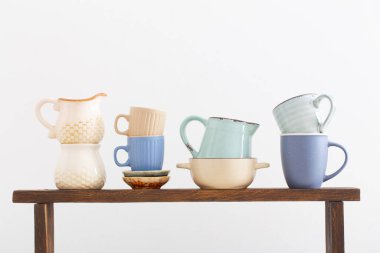 Mutfak aletleri beyaz arka planda ahşap raflarda