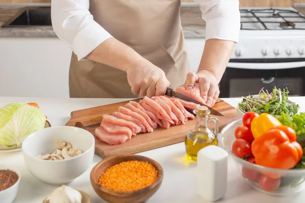 Man Klipper Kött Bordet Köket — Stockfoto