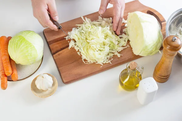 Man Skära Kål Köket Hemma — Stockfoto