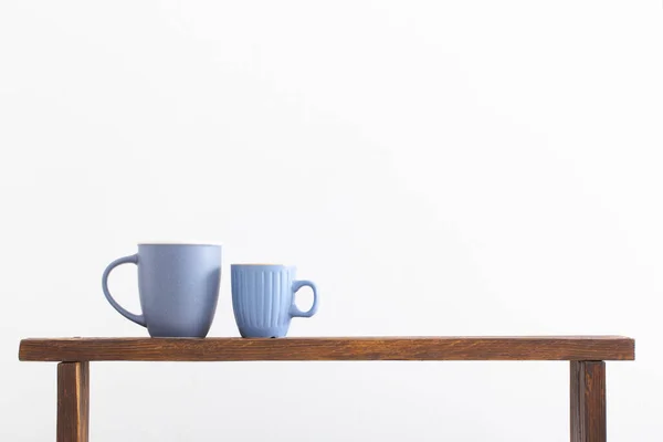 Dos Tazas Azules Estante Madera Sobre Fondo Blanco — Foto de Stock