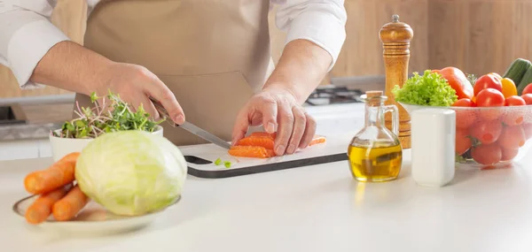 Man Snijdt Peper Tafel Keuken — Stockfoto