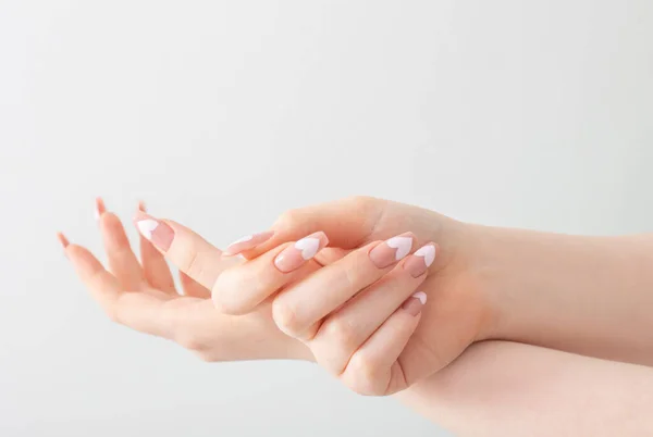 Mãos Femininas Com Belas Unhas Longas Com Manicure Com Padrão — Fotografia de Stock