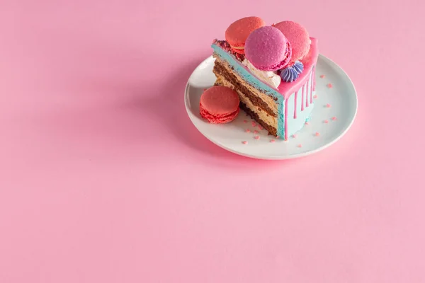 Morceau Gâteau Avec Décor Rose Bleu Sur Plaque Blanche Sur — Photo