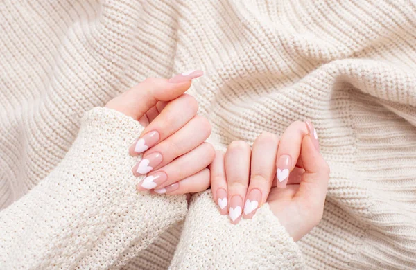 Vrouwelijke Handen Met Mooie Lange Nagels Met Manicure Met Hart — Stockfoto