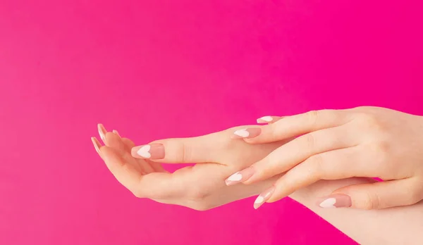 Ženské Ruce Krásnými Dlouhými Nehty Manikúrou Srdcem Vzor Růžovém Pozadí — Stock fotografie