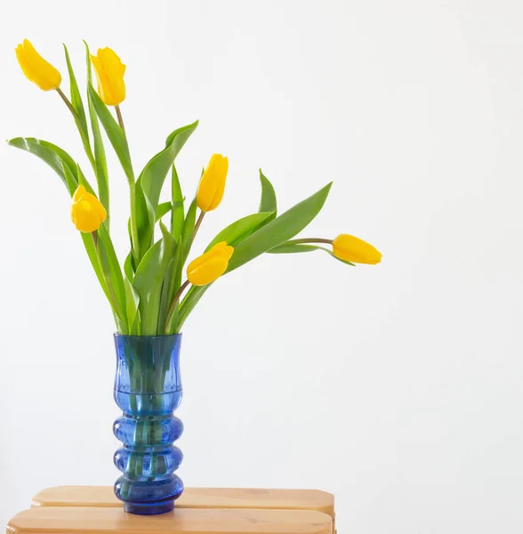 Tulipes Jaunes Dans Vase Verre Bleu Sur Fond Blanc — Photo