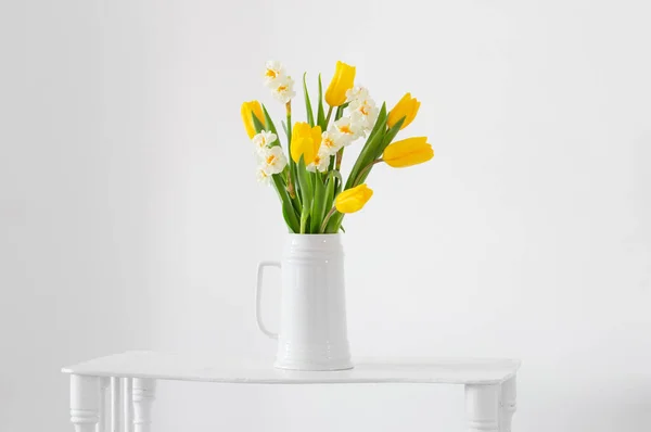 Flores Primavera Blancas Amarillas Jarrón Sobre Fondo Blanco — Foto de Stock