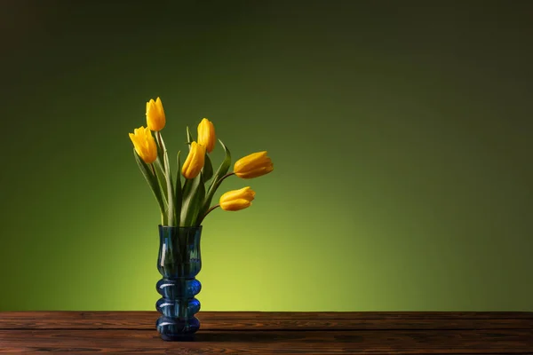 Tulipanes Amarillos Jarrón Cristal Azul Sobre Fondo Verde — Foto de Stock