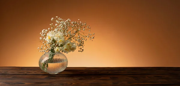 Witte Bloemen Glazen Vaas Houten Tafel — Stockfoto