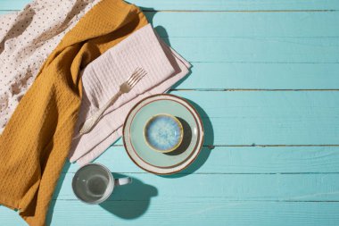 Mutfak eşyaları mavi ahşap masa üzerinde güneş ışığında