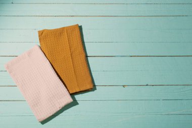 Eski mavi ahşap masadaki peçeteler