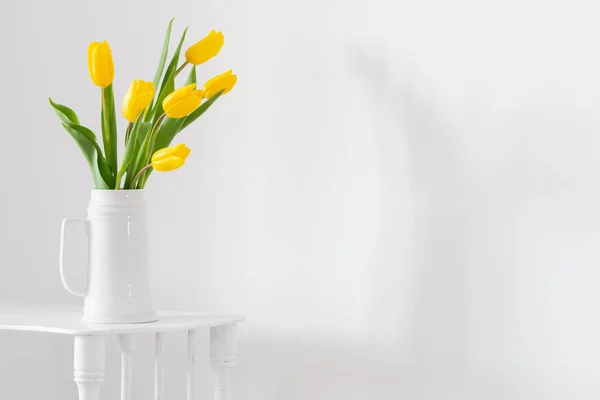 Żółte Tulipany Wazonie Białym Tle — Zdjęcie stockowe