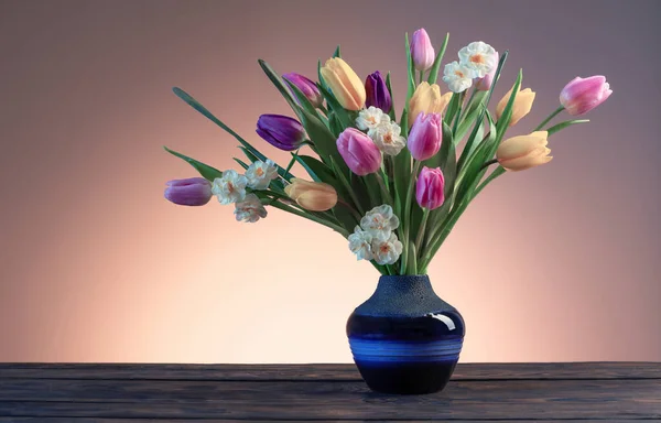 Flores Primavera Vaso Cerâmica Azul Mesa Madeira — Fotografia de Stock