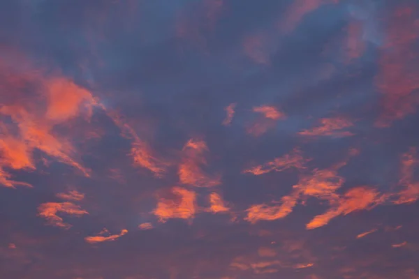 夕暮れ時の雲に包まれた美しい劇的な空 — ストック写真