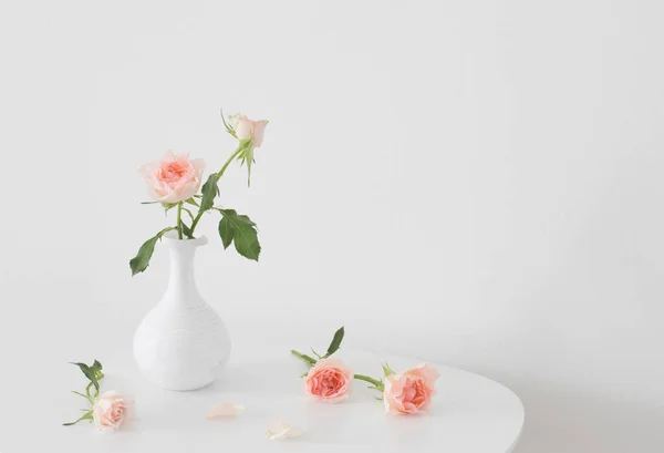 Rosas Rosadas Jarrón Blanco Sobre Mesa Sobre Fondo Pared Blanca — Foto de Stock