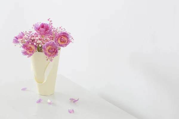 Bouquet Tulipani Rosa Gypsophila Tavolo Bianco — Foto Stock