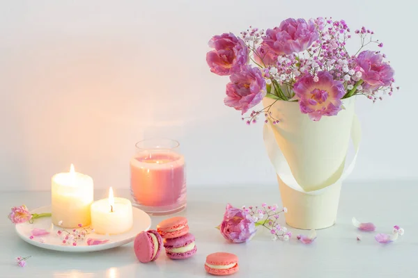 Buquê Flores Primavera Rosa Velas Chamas Mesa Branca — Fotografia de Stock