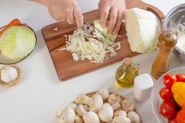 Hombre Prepara Hodgepodge Col Las Setas Cocina Casa — Foto de Stock