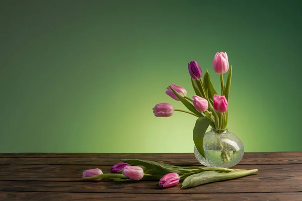 Różowe Tulipany Szklanym Wazonie Zielonym Tle — Zdjęcie stockowe