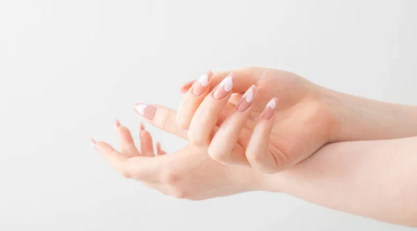 Kobiece Ręce Pięknymi Długimi Paznokciami Manicure Wzorem Serca — Zdjęcie stockowe