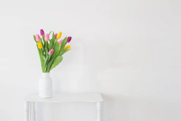 Tulipanes Jarrón Blanco Sobre Estante Madera Sobre Fondo Blanco —  Fotos de Stock