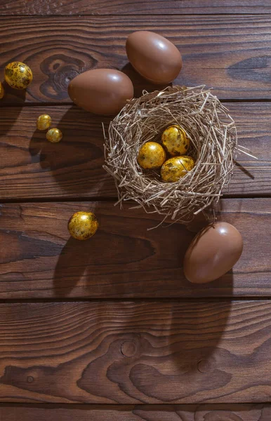 Oeufs Pâques Dorés Chocolatés Sur Fond Bois Foncé — Photo