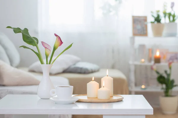 Tasse Kaffee Und Blumen Vase Auf Weißem Tisch Drinnen — Stockfoto