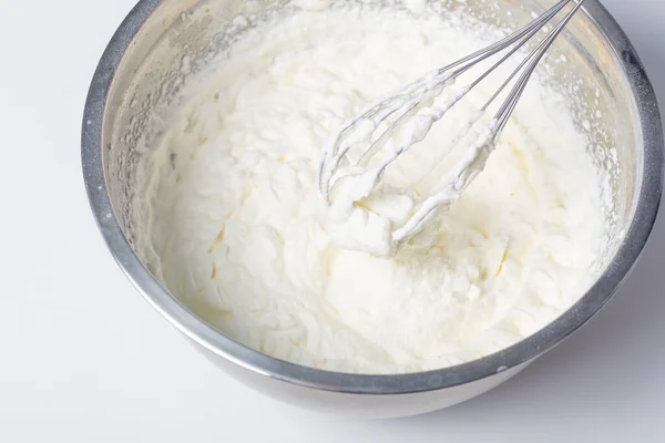 Crème Fouettée Blanche Dans Bol Métal — Photo