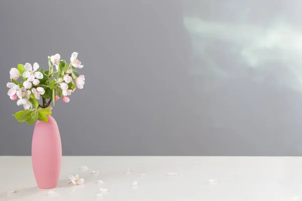 Branches Pommier Avec Des Fleurs Vase Rose Sur Table Blanche — Photo