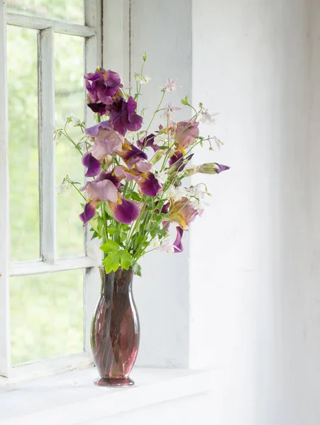 Fiori Iris Vaso Vetro Sul Davanzale Bianco — Foto Stock