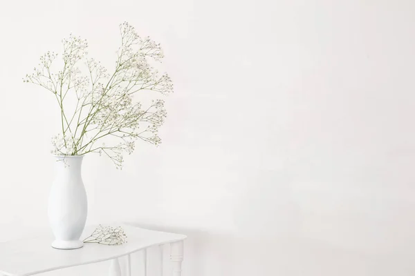 Gypsophila Vaso Branco Prateleira Madeira Velha Fundo Branco — Fotografia de Stock